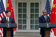 ９月２５日、仏頂面で共同記者会見に臨む中国の習近平国家主席（左）とバラク・オバマ米大統領。無理スジの“粉飾合意”が創出された＝２０１５年、米国・首都ワシントンのホワイトハウス（ＡＰ）