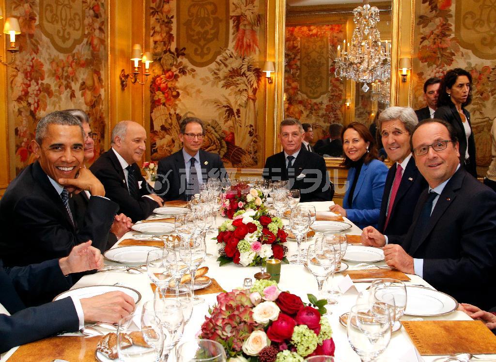 首都パリ市内のレストランで夕食をともにするバラク・オバマ米大統領（左）とフランソワ・オランド仏大統領（右）。「イスラム国」との戦いを最優先するため、退陣を求めていたシリアのアサド政権への対応にも変化が＝２０１５年１１月３０日、フランス（ＡＰ）
