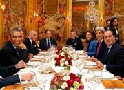 首都パリ市内のレストランで夕食をともにするバラク・オバマ米大統領（左）とフランソワ・オランド仏大統領（右）。「イスラム国」との戦いを最優先するため、退陣を求めていたシリアのアサド政権への対応にも変化が＝２０１５年１１月３０日、フランス（ＡＰ）