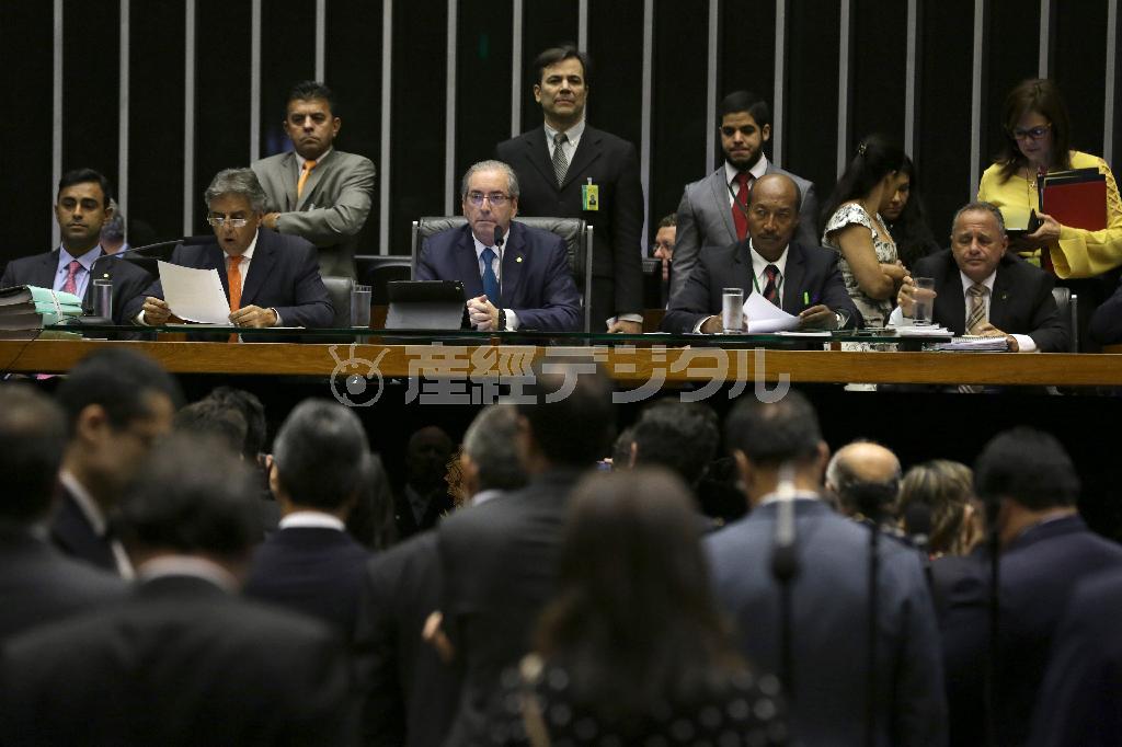 ジルマ・ルセフ大統領に対する弾劾請求を承認したことを発表するブラジル下院のエドゥアルド・クニャ議長（前列中央）＝２０１５年１２月３日、ブラジル・首都ブラジリア（ＡＰ）
