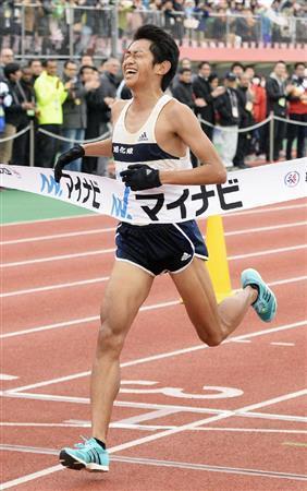 ２時間８分５６秒で日本勢トップの３位でゴールする佐々木悟（さとる）＝２０１５年１２月６日、福岡県福岡市中央区の平和台陸上競技場（共同）