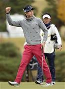 最終日、通算１４アンダーで優勝した石川遼。ウイニングパットを沈めガッツポーズ＝２０１５年１２月６日、東京都稲城市の東京よみうりＣＣ（共同）