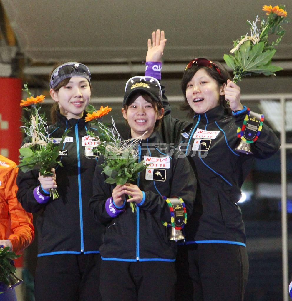 女子団体追い抜きで優勝した（左から）押切美沙紀（おしぎり・みさき）、高木菜那、高木美帆＝２０１５年１２月５日、ドイツ・バイエルン州インツェル（共同）