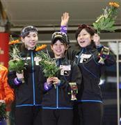 女子団体追い抜きで優勝した（左から）押切美沙紀（おしぎり・みさき）、高木菜那、高木美帆＝２０１５年１２月５日、ドイツ・バイエルン州インツェル（共同）