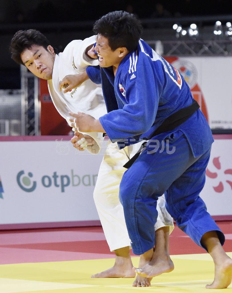 男子１００キロ級決勝で韓国の趙グハム（右）を破り優勝した羽賀龍之介＝２０１５年１２月６日、東京都渋谷区の東京体育館（共同）