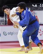 男子１００キロ級決勝で韓国の趙グハム（右）を破り優勝した羽賀龍之介＝２０１５年１２月６日、東京都渋谷区の東京体育館（共同）