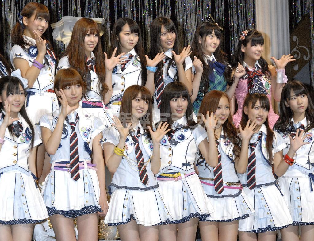 一時代を築いた（前列左から）渡辺麻友、篠田麻里子、大島優子、前田敦子、板野友美、高橋みなみ、柏木由紀らＡＫＢ４８の第２回選抜総選挙上位メンバー＝２０１０年６月９日、東京都文京区（共同）