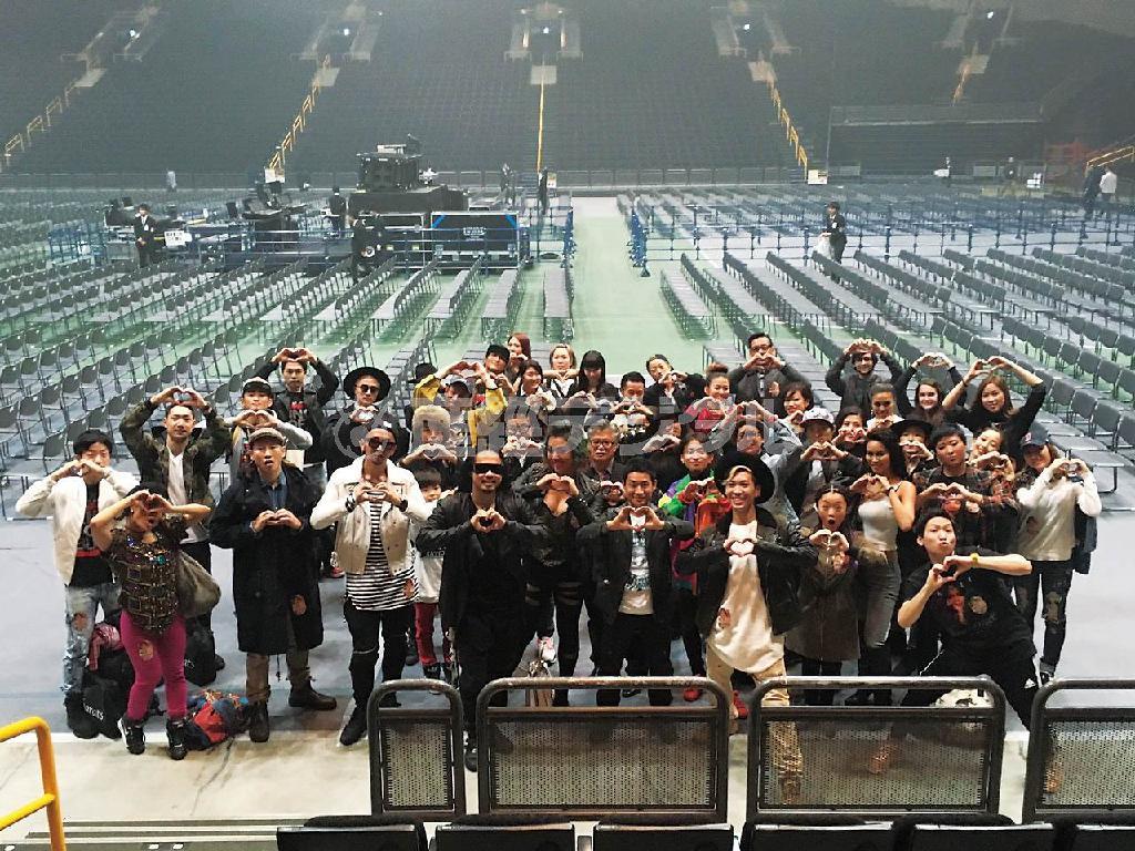 １１月２１日のジャネット・ジャクソンコンサートの終演後、出演者と記念撮影するケント・モリ氏（前列中央）＝２０１５年、埼玉県さいたま市のさいたまスーパーアリーナ（提供写真）