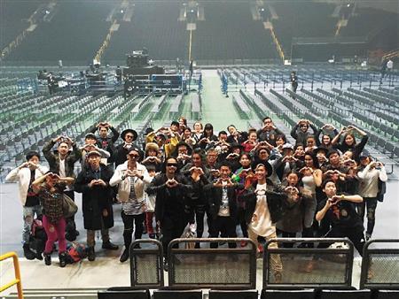 １１月２１日のジャネット・ジャクソンコンサートの終演後、出演者と記念撮影するケント・モリ氏（前列中央）＝２０１５年、埼玉県さいたま市のさいたまスーパーアリーナ（提供写真）