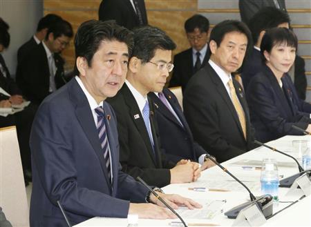訪日外国人旅行者を増やすため、受け入れ態勢拡充を検討する構想会議の初会合であいさつする安倍晋三首相。右隣は石井啓一国土交通相＝１１月９日、首相官邸