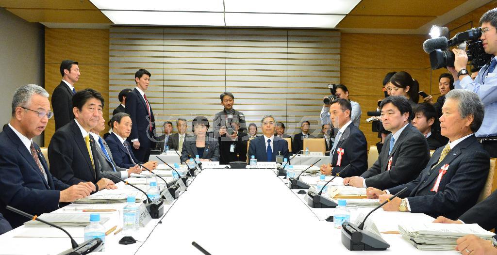 経済財政諮問会議に臨む安倍晋三（しんぞう）首相（左から２人目）。右は経団連の榊原定征（さだゆき）会長＝２０１５年１２月７日午前、首相官邸（斎藤良雄撮影）