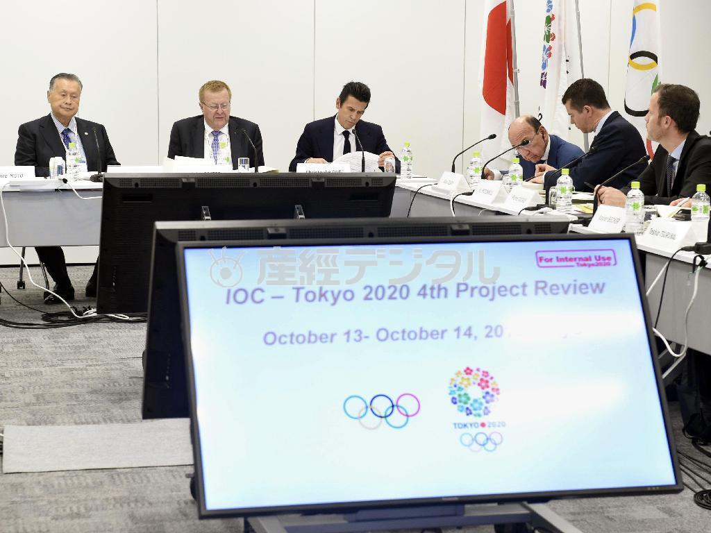 注目を集めたエンブレム問題。１０月にはＩＯＣ（国際オリンピック委員会）のジョン・コーツ調整委員長（左から２人目）も来日して大会組織委の森喜朗（よしろう）会長（左端）らと進捗状況を確認した＝２０１５年１０月１３日、東京都（共同）