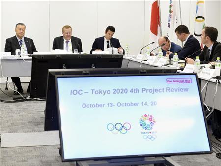 注目を集めたエンブレム問題。１０月にはＩＯＣ（国際オリンピック委員会）のジョン・コーツ調整委員長（左から２人目）も来日して大会組織委の森喜朗（よしろう）会長（左端）らと進捗状況を確認した＝２０１５年１０月１３日、東京都（共同）