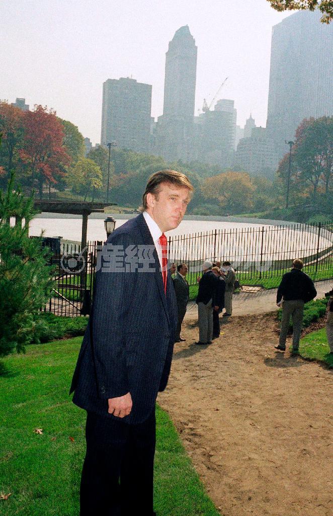 １９８６年１０月２３日、米ニューヨーク市のセントラル・パークでスナップ写真に納まるドナルド・トランプ氏。この５年後、公園名の商標権を取得し、財産を築いていく（ＡＰ）