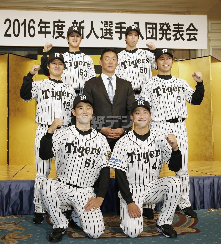 金本知憲（ともあき）監督を中心にポーズをとる、右下から時計回りに竹安大知（たけやす・だいち）、望月惇志、坂本誠志郎、板山祐太郎、青柳晃洋（こうよう）、高山俊（しゅん）＝２０１５年１２月７日、大阪市（共同）