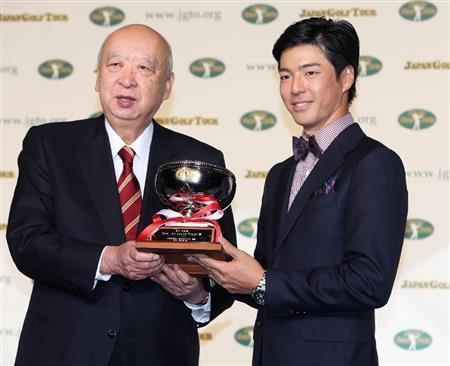ＭＩＰ賞を獲得し、日本ゴルフツアー機構（ＪＧＴＯ）の海老沢勝二会長（左）からトロフィーを受け取る石川遼＝２０１５年１２月７日、東京都内のホテル（共同）