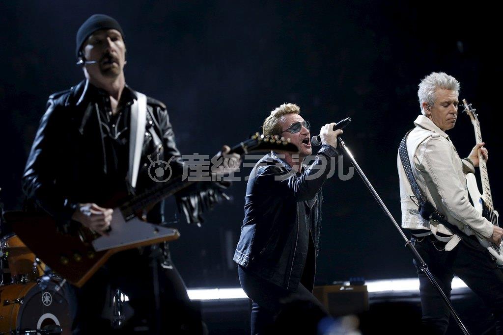 アイルランドのロックバンド「Ｕ２」＝２０１５年１２月６日、フランス・首都パリ（ロイター）