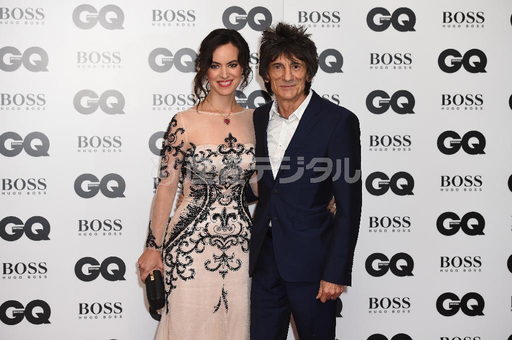 英ロックバンド「ローリング・ストーンズ」のギタリスト、ロン・ウッドさん（右）の妻で演劇プロデューサーのサリー・ハンフリーズさん＝２０１５年９月８日、英国・首都ロンドン（ＡＰ）