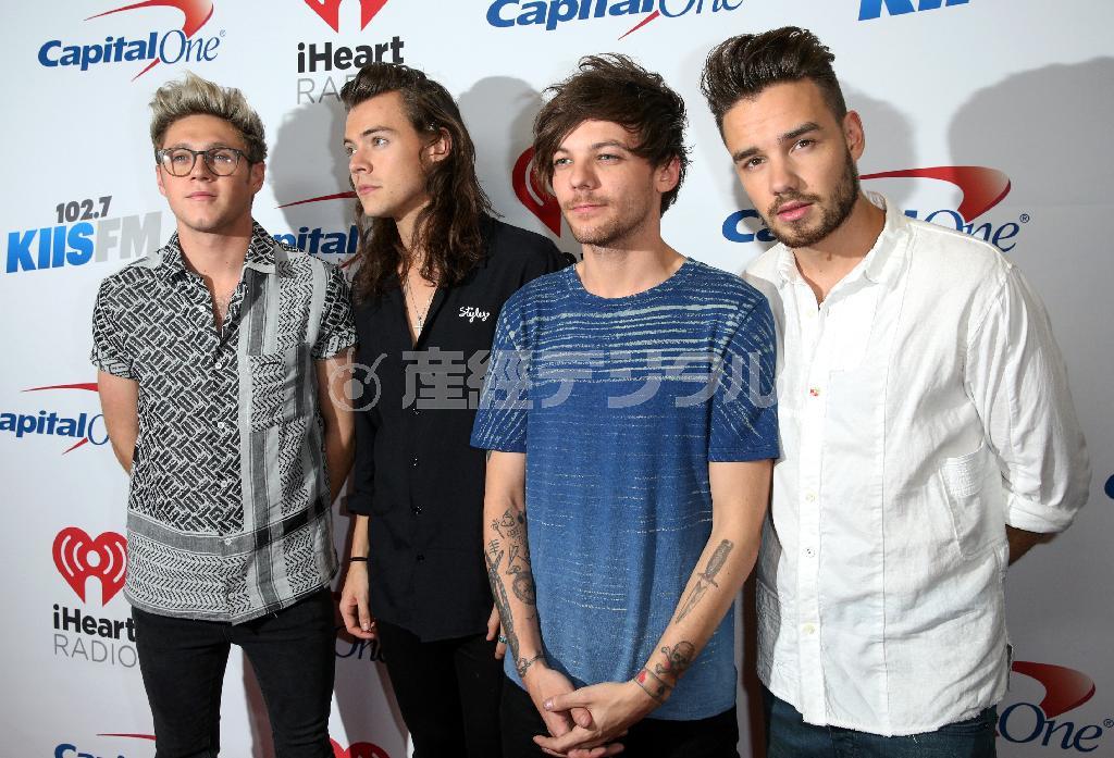 英ボーイズグループ「ワン・ダイレクション」のナイル・ホーランさん（左）＝２０１５年１２月４日、米カリフォルニア州ロサンゼルス（ＡＰ）