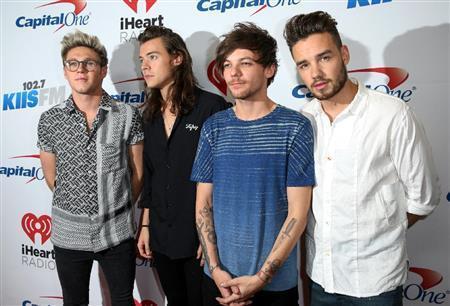 英ボーイズグループ「ワン・ダイレクション」のナイル・ホーランさん（左）＝２０１５年１２月４日、米カリフォルニア州ロサンゼルス（ＡＰ）