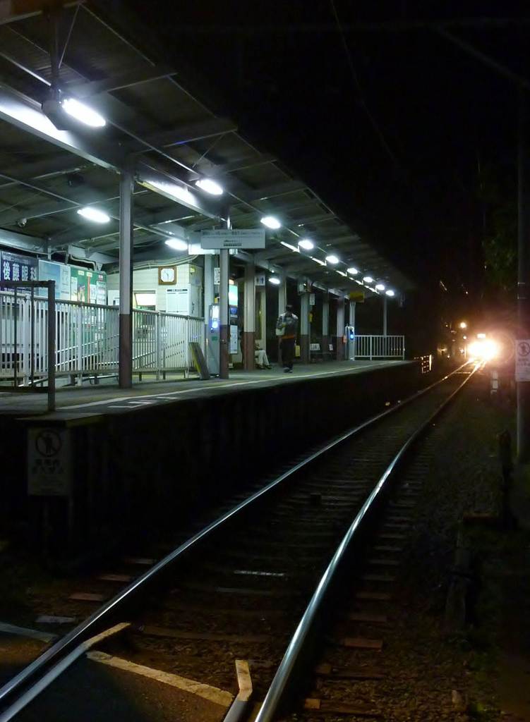 映画では夜の場面で４姉妹の長女が一人、駅を降りる。こんな感じだろうか＝２０１５年１１月２８日、神奈川県鎌倉市