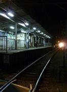 映画では夜の場面で４姉妹の長女が一人、駅を降りる。こんな感じだろうか＝２０１５年１１月２８日、神奈川県鎌倉市