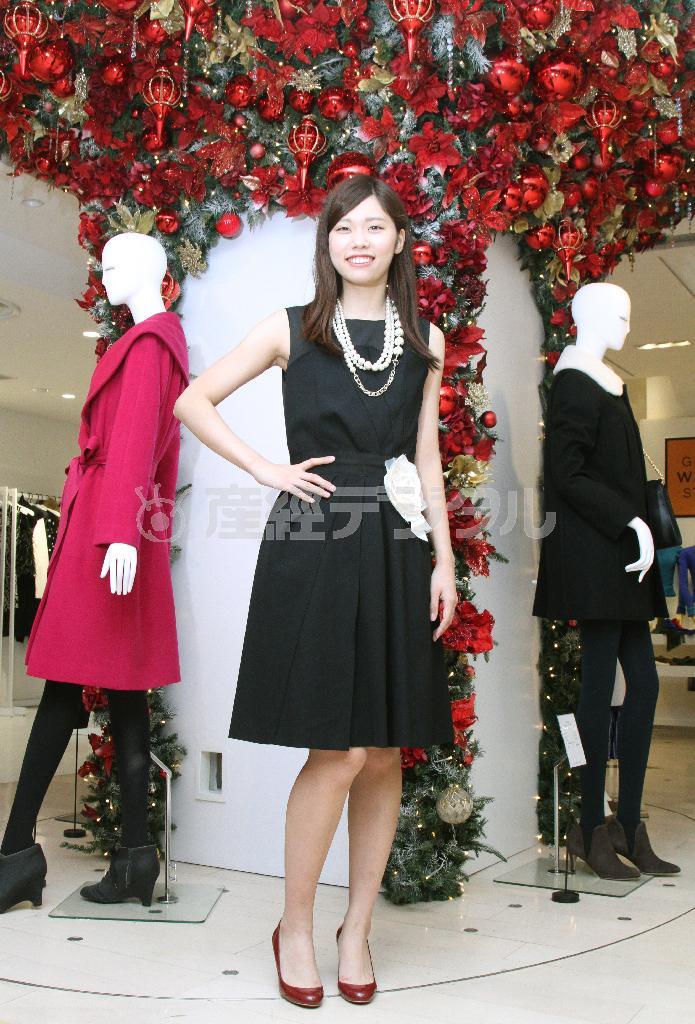 定番のブラックドレスはランバン＿オン＿ブルー（３万８０００円）、ウェストに白いコサージュがアクセント。ネックレスは二連使い（９２００円、７２００円）がゴージャス。赤いヒール靴（参考商品）でクリスマスらしいコーディネート＝２０１５年１１月２６日、東京都銀座（荻窪佳撮影）