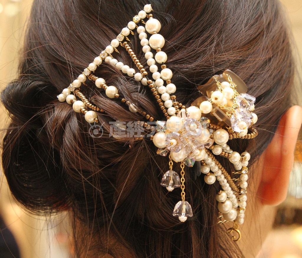 ヘアアクセサリーは重ね着けしてゴージャスに。コンプレックス＿ビズのグラスコーム（左、１万９０００円）とデザートクリップＳサイズ（右、８５００円）＝２０１５年１１月２６日、東京都中央区銀座（荻窪佳撮影）