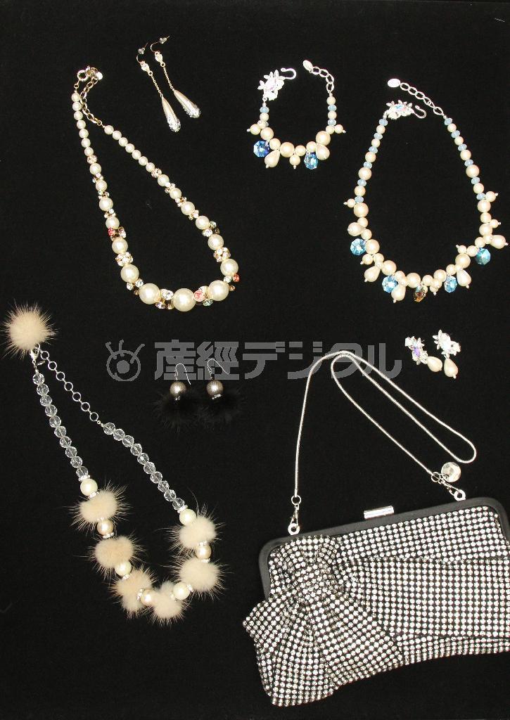小物はクリスタルやホワイトをベースに差し色使いがクリスマス気分を盛り上げる。ネックレス（左上、１万９０００円）から時計周りに揺れるピアス（１万２０００円）、ブレスレット（１万２０００円）、ネックレス（１万９０００円）、パール使いのピアス（１万２０００円）、ビジューを敷き詰めたバッグ（２万８０００円）、ミンクのファーをあしらったネックレス（２万１０００円）、パールピアス（８５００円）。全てグレースコンチネンタル＝２０１５年１１月２６日、東京都中央区銀座（荻窪佳撮影）