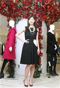 定番のブラックドレスはランバン＿オン＿ブルー（３万８０００円）、ウェストに白いコサージュがアクセント。ネックレスは二連使い（９２００円、７２００円）がゴージャス。赤いヒール靴（参考商品）でクリスマスらしいコーディネート＝２０１５年１１月２６日、東京都銀座（荻窪佳撮影）