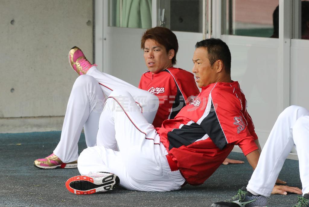 ２月の沖縄キャンプでの広島での黒田博樹投手（手前）と前田健太投手。前田のメジャー挑戦で、黒田の去就が注目されていた＝２０１５年２月２２日、沖縄県沖縄市のコザ運動公園（森田達也撮影）