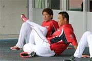 ２月の沖縄キャンプでの広島での黒田博樹投手（手前）と前田健太投手。前田のメジャー挑戦で、黒田の去就が注目されていた＝２０１５年２月２２日、沖縄県沖縄市のコザ運動公園（森田達也撮影）