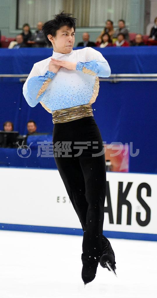 ＮＨＫ杯では次々とジャンプを決めた羽生結弦（はにゅう・ゆづる）。ＧＰファイナルでは史上初の三連覇を狙う＝２０１５年１１月２７日、長野県長野市（桐山弘太撮影）