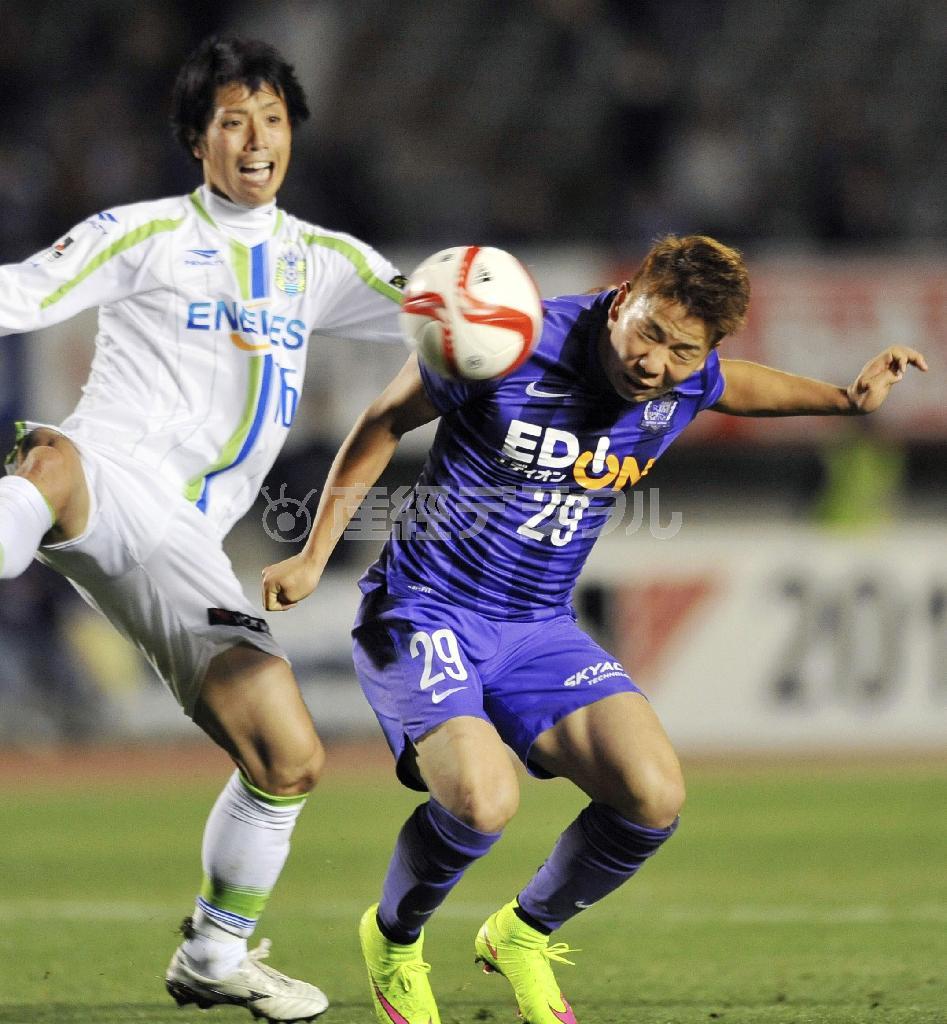 最優秀若手選手に選ばれた広島の浅野拓磨（右）＝２０１５年４月８日、広島県広島市安佐南区のエディオンスタジアム広島（共同）