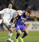 最優秀若手選手に選ばれた広島の浅野拓磨（右）＝２０１５年４月８日、広島県広島市安佐南区のエディオンスタジアム広島（共同）