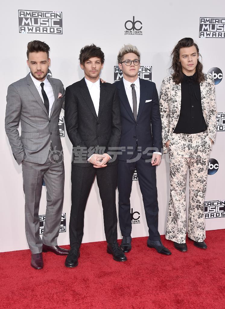 英ボーイズグループ「ワン・ダイレクション（１Ｄ）」のハリー・スタイルズさん（右）＝２０１５年１１月２２日、米カリフォルニア州ロサンゼルス（ＡＰ）