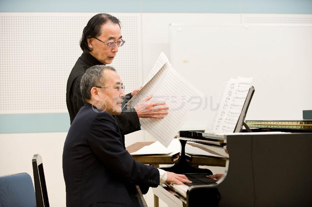 山下洋輔さん（手前）とピアノ協奏曲第４番「ＪＡＺＺ」の初演打ち合わせをする一柳慧（いちやなぎ・とし）さん（青柳聡さん、提供写真）