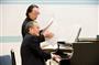 山下洋輔さん（手前）とピアノ協奏曲第４番「ＪＡＺＺ」の初演打ち合わせをする一柳慧（いちやなぎ・とし）さん（青柳聡さん、提供写真）