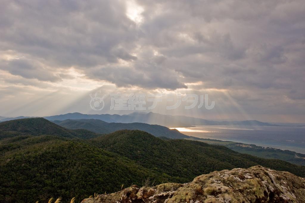 野底（のそこ）マーペー（野底岳）の山頂から望む景色＝沖縄県石垣市（永山真治さん撮影）