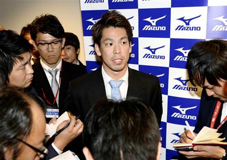 ポスティングシステムで米大リーグ移籍を目指すことが決まり、記者の質問に答える広島・前田健太投手＝４日、大阪市