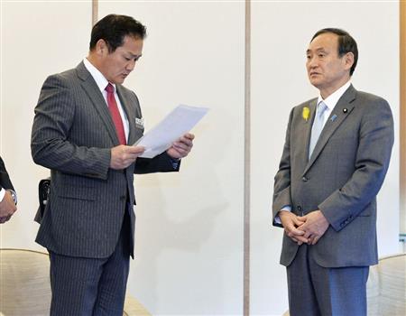 菅官房長官を訪ね、米軍普天間飛行場の跡地利用についての要望書を読み上げる沖縄県宜野湾市の佐喜真淳市長＝８日午後、首相官邸