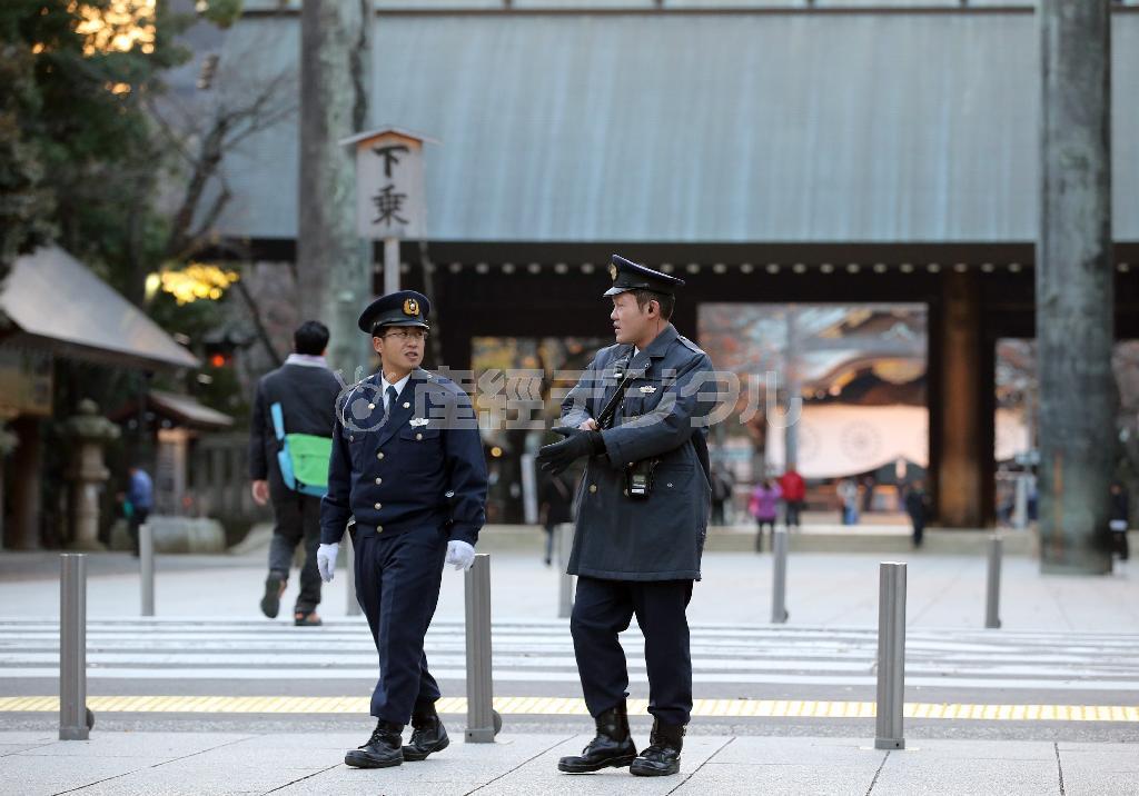 靖国神社では全昶漢（チョン・チャンハン）容疑者の逮捕後も警視庁による警備が行われていた＝２０１５年１２月９日、東京都千代田区（早坂洋祐撮影）