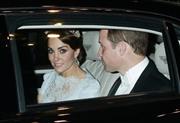 ウィリアム英王子（右）の妻、キャサリン妃＝２０１５年１２月８日、英国・首都ロンドン（ＡＰ）