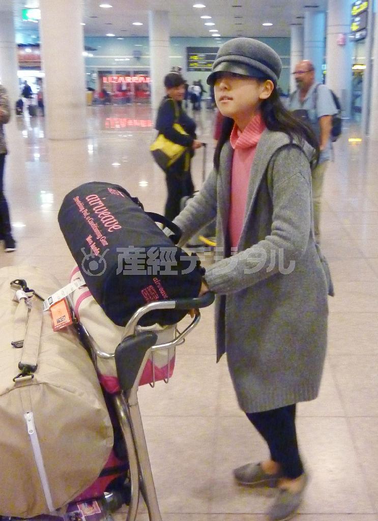 バルセロナに到着した浅田真央（まお）＝２０１５年１２月９日、スペイン・カタルーニャ自治州（共同）