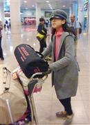 バルセロナに到着した浅田真央（まお）＝２０１５年１２月９日、スペイン・カタルーニャ自治州（共同）