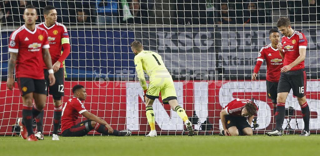 １次リーグのウォルフスブルク戦で３点目を奪われ、うなだれるマンチェスターＵの選手たち＝２０１５年１２月８日、ドイツ・ニーダーザクセン州ウォルフスブルク（ロイター）