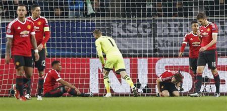 １次リーグのウォルフスブルク戦で３点目を奪われ、うなだれるマンチェスターＵの選手たち＝２０１５年１２月８日、ドイツ・ニーダーザクセン州ウォルフスブルク（ロイター）