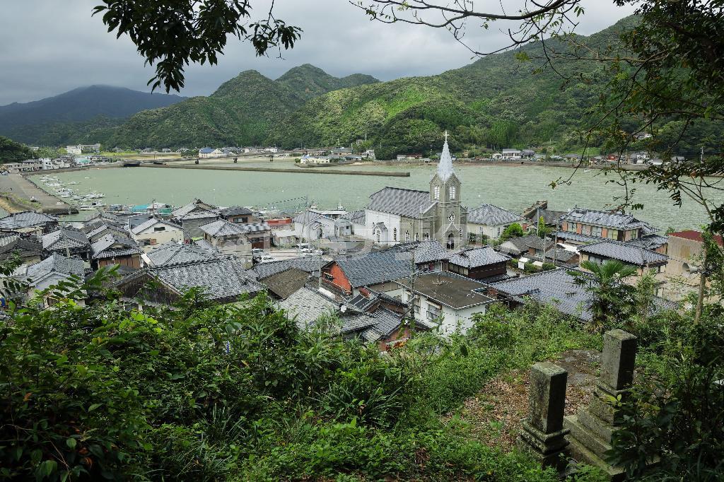 洋角湾に面した落ち着いたたたずまいの崎津集落は、２０１６年の世界遺産候補になっている＝熊本県天草市（倉谷清文さん撮影）