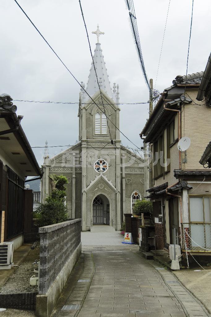 民家が建ち並ぶ小路を進むと、その先に見えてくる崎津教会。ゴシック様式の建築が美しい＝熊本県天草市（倉谷清文さん撮影）