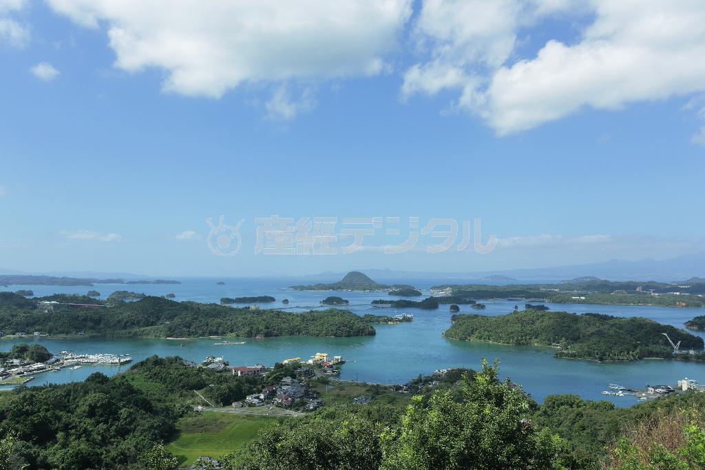 上天草の松島エリアにある高舞登山（たかぶとやま）の展望台からは、島々に架かる１号橋から５号橋までの橋を一望できる＝熊本県天草市（倉谷清文さん撮影）